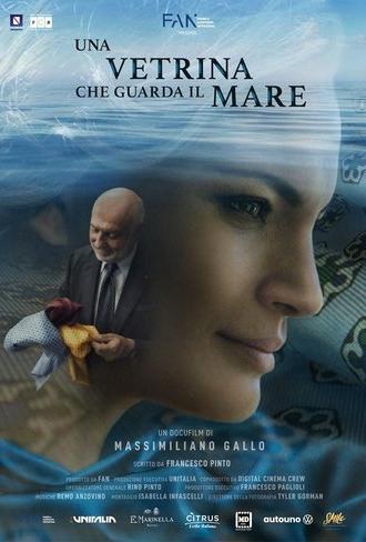 Una vetrina che guarda il mare (2022)
