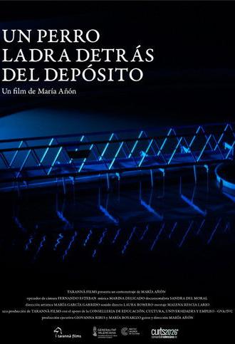 Un perro ladra detrás del depósito (2026)